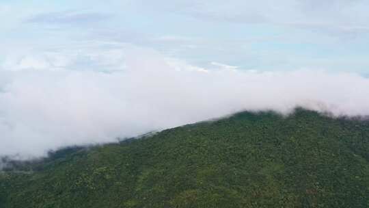 航拍云雾的山峰山岭