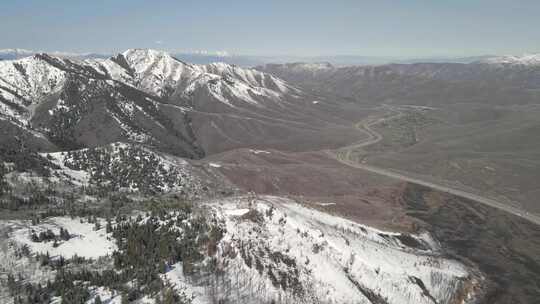 雪山和漫长道路的全景