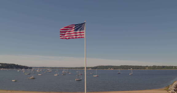 纪念公园的美国国旗空中平底锅和停泊在港口的船只