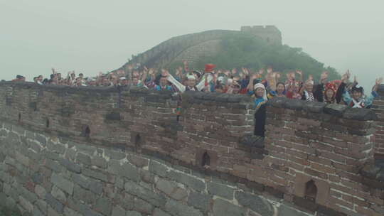 五十六个民族团结在长城挥手欢呼片头