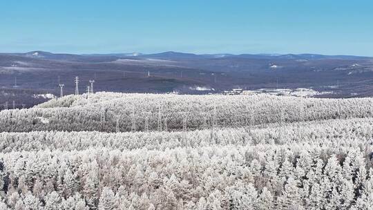 穿越大兴安岭林海雪原雪森林的输电线路1526