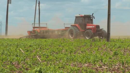 巴西大豆农场拖拉机作业2新视频素材模板下载