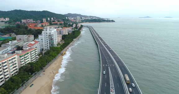 厦门沿海公路边沙滩边的城市建筑景观