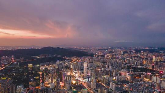 城市上空的闪电