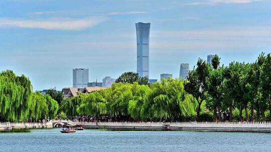 蓝天白云北京什刹海天际线中国尊风景