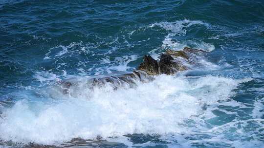 大海海浪浪花冲击