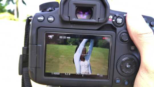 实拍单反相机显示屏取景框小清新女孩小姐姐