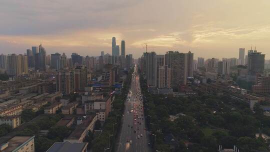 城市黄昏时分的车流与高楼景象