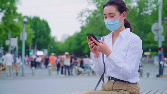 戴口罩的年轻女人打电话