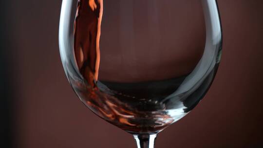 葡萄酒倒入玻璃杯的高速镜头