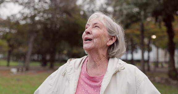 资深女性，在公园思考和户外呼吸大自然的新
