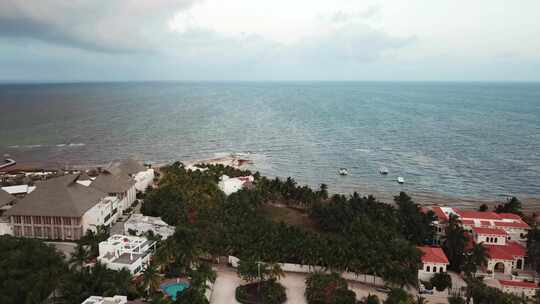 墨西哥尤卡坦半岛加勒比海岸线金塔纳罗奥海滨度假村和别墅。