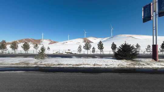 开车行驶在雪后公路 车窗外雪景