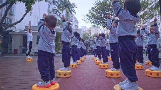 幼儿园的老师和孩子们玩耍学习