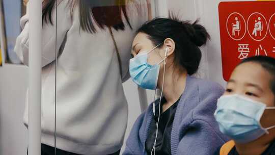戴口罩坐地铁疲惫睡觉的人