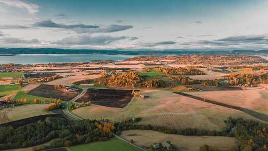 挪威北部特隆赫姆附近农村景观的鸟瞰图。错落有致的农田
