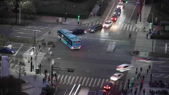 晚上十字路口车流交通延时摄影