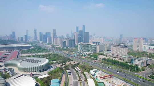 山东济南经十路奥体中心城市天际线车流风景