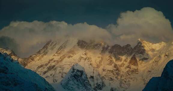 延时拍摄傍晚的雪山山峰