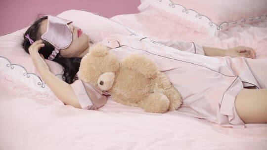 戴着眼罩睡觉的年轻女孩视频素材模板下载