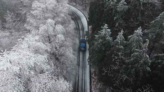 雪山开车看风景雪地驾驶雪后美景