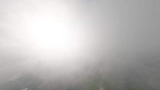 穿越机航拍穿云高空云层蓝天白云平流雾