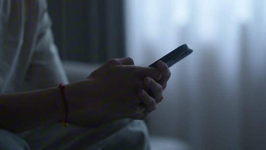 男子失业在家焦虑求职打电话