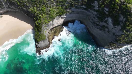 印尼努沙佩尼达岛绿松石大海和热带雨林航拍