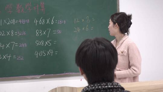 女数学老师在讲台讲课3视频素材模板下载