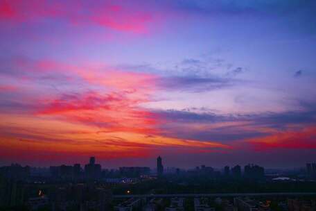 夕阳下城市建筑的壮观景象