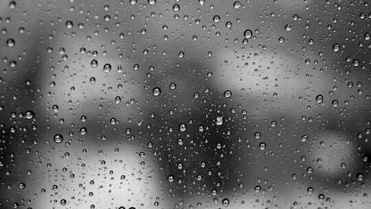 雨天的玻璃窗带有雨滴落下的