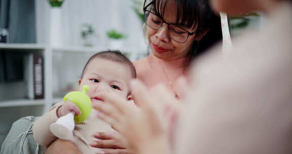 两个女人在家里客厅的沙发上开心地和一个小