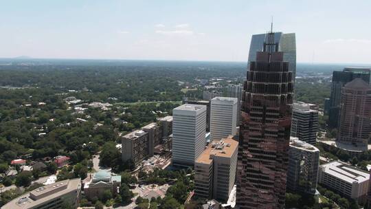 城市和摩天大楼鸟瞰图