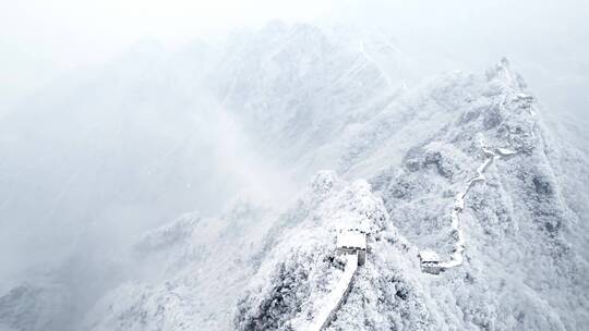 航拍下雪箭扣长城