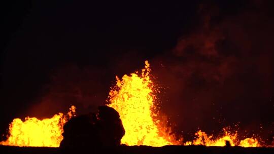 火山在夜间爆发巨大的熔岩流