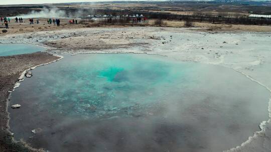 冰岛热气腾腾的温泉