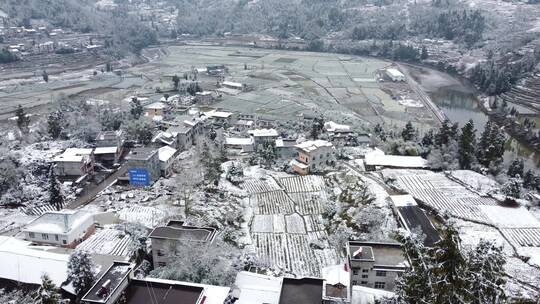 航拍大山 水库 风景