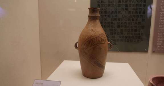 新石器时代鲵鱼纹彩陶瓶，甘肃省博物馆藏