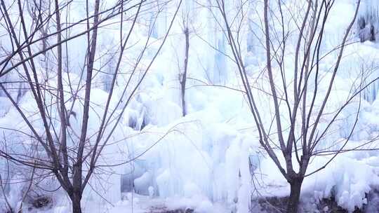 山间冰瀑与平静湖水景观