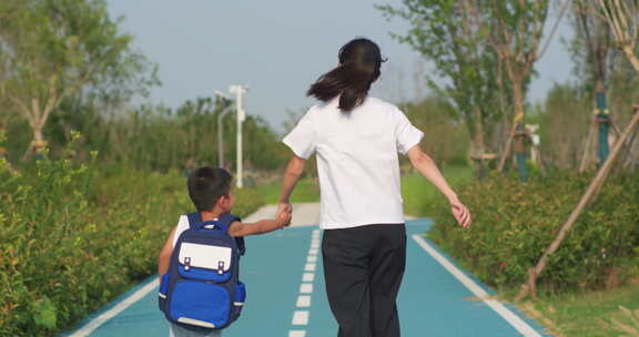 母子相伴上学