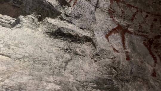山顶洞人演示远古绘画考古