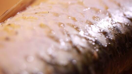 菜刀刮去鱼皮表面污渍