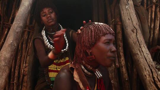 编织粘土辫的非洲女人