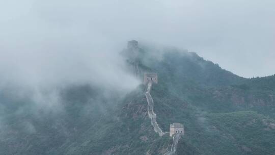 重峦叠嶂的长城建筑脉络云雾缭绕