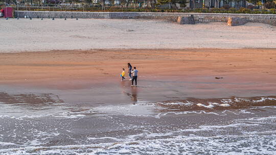 海边沙滩家庭嘻闹拍照航拍