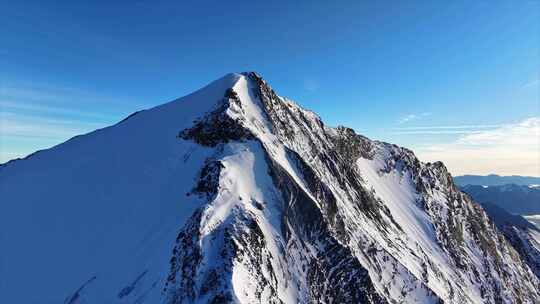 航拍四川岷山山脉主峰雪宝顶雪山风光