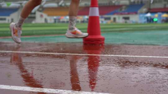 运动场雨中田径比赛运动员奔跑的脚步步伐