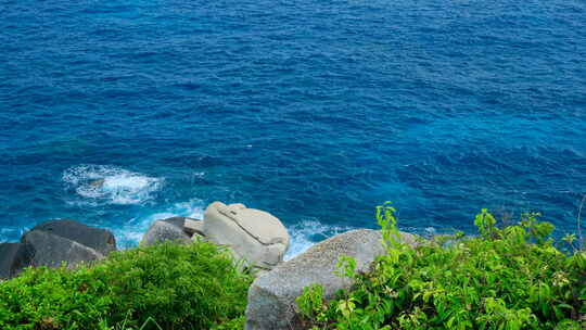 海南三亚海景大海边蓝色海浪拍打礁石岩石