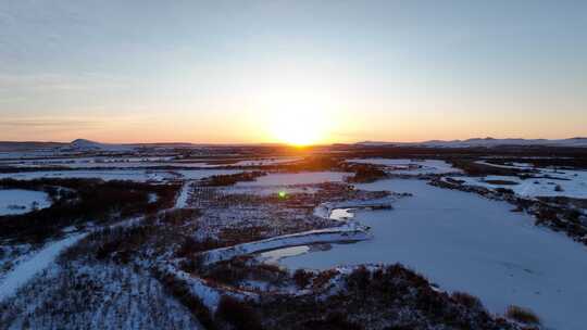 航拍雪原即将冰封的河流