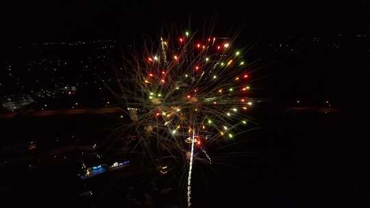 夜间烟花的空中镜头